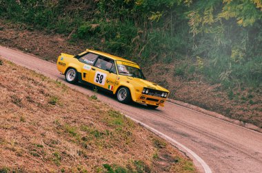 Pesaro Colle San Bartolo, İtalya - Ott 12 - 2019: Fiat 131 Abarth rallideki eski bir yarış arabasında 