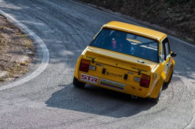 Pesaro Colle San Bartolo, İtalya - Ott 12 - 2019: Fiat 131 Abarth rallideki eski bir yarış arabasında 