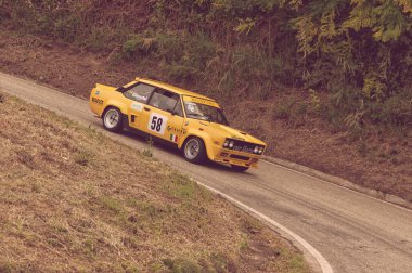 Pesaro Colle San Bartolo, İtalya - Ott 12 - 2019: Fiat 131 Abarth rallideki eski bir yarış arabasında 
