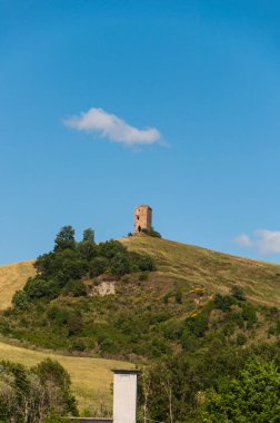 Torre Cotogna ortaçağ gözlem kulesi İtalya 'nın Marche bölgesinde, Urbino yakınlarında.