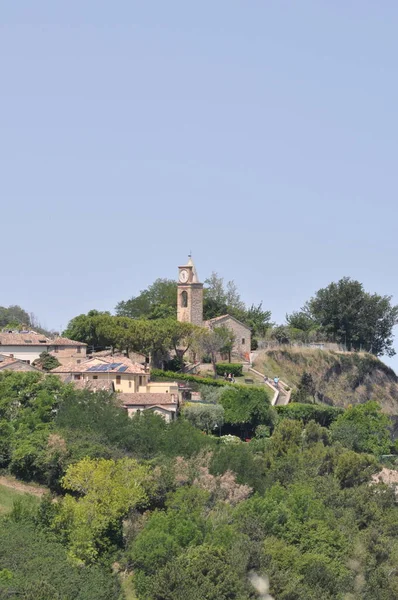 Das Dorf Fiorenzuola Focara Hintergrund — Stockfoto