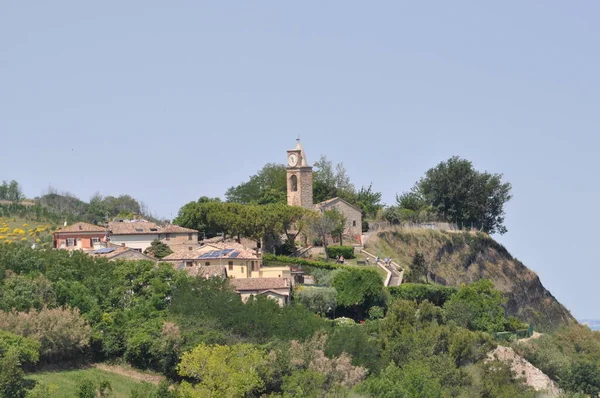 Das Dorf Fiorenzuola Focara Hintergrund — Stockfoto