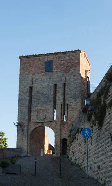 ノビラーラはイタリアのマルケ州の小さな村で 丘の上の中世の町です — ストック写真