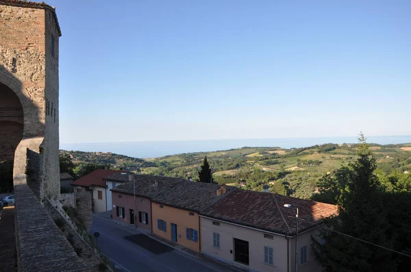 ノビラーラはイタリアのマルケ州の小さな村で 丘の上の中世の町です — ストック写真