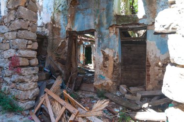 ORGOSOLO - İtalya - 15 AGOSTO 2020: Orgosolo İtalya 'da Murales 1969' dan beri duvar resimleri Sardunya 'nın siyasi mücadeleleri ve uluslararası meselelerinin farklı yönlerini yansıtıyor