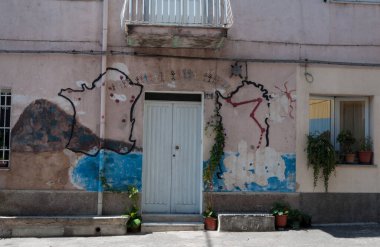 ORGOSOLO - İtalya - 15 AGOSTO 2020: Orgosolo İtalya 'da Murales 1969' dan beri duvar resimleri Sardunya 'nın siyasi mücadeleleri ve uluslararası meselelerinin farklı yönlerini yansıtıyor