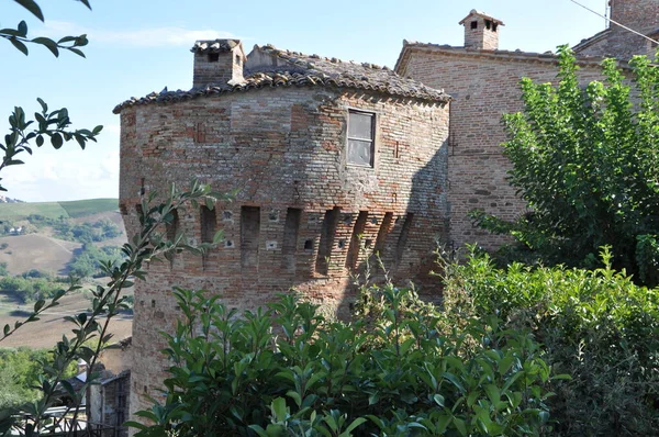 中世の村ロレテッロは マルケ州のアンコーナ県のアルセビアの自治体の一部です — ストック写真