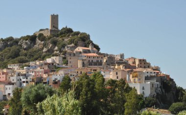 Posta... Sardinya 'nın en güzel tepe köyü üzerinde Castello della Fava var. Konum: Posada, Nuoro ili, Sardinya, İtalya, Avrupa