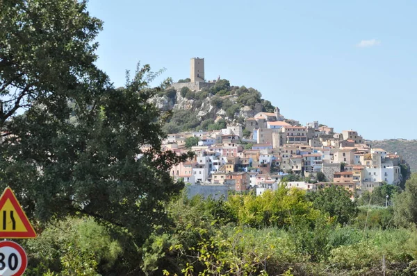 上部にカステッロ デッラ ファヴァとサルデーニャ島の美しい丘の上の村 ヨーロッパ イタリア サルデーニャ島ヌオーロ県ポサダ — ストック写真