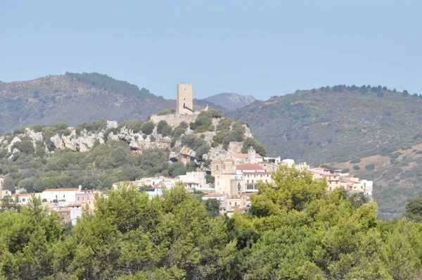 撒丁岛的波萨达 美丽的山顶村庄 顶部是卡斯特洛德拉 Posada Province Nuoro Sardinia Italy Europe — 图库照片