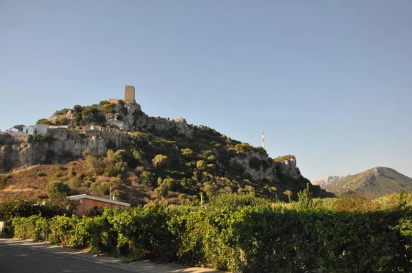 Posada Bellissimo Borgo Collinare Sardegna Con Castello Della Fava Cima — Foto Stock