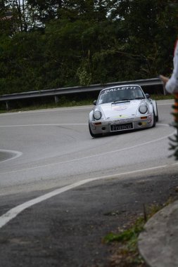 PESARO, İTALYA - 11 OTT 2020: SAN BARTOLO PARK VINTAGE Car PORSCHE 911 RS
