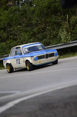 PESARO SAN BARTOLO, İTALYA - 12 OTT 2019: BMW 2002