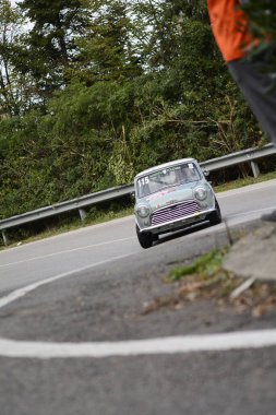 PESARO, İTALYA 11 - 2020 SAN BARTOLO PARK VINTAGE Otomobil Mini Cooper