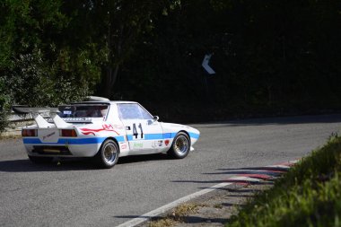 PESARO, İTALYA - 11 OTT 2020: SAN BARTOLO PARK VINTAGE CAR FIAT X 1 / 9