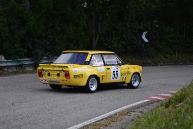 PESARO, İTALYA - 11 OTT 2020: SAN BARTOLO PARK VINTAGE VAR FIAT 131 ABARTH