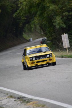 PESARO, İTALYA - 11 OTT 2020: SAN BARTOLO PARK VINTAGE VAR FIAT 131 ABARTH