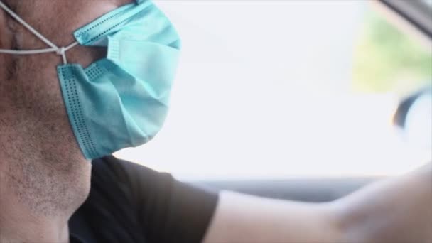 Koruyucu Maskeli Adam Araba Kullanıyor Şehirde Koruyucu Maskeli Gözlüklü Bir — Stok video