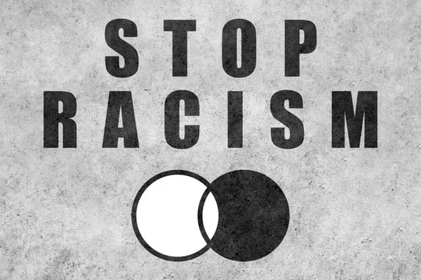 停止种族主义 设计中 黑白圈与强烈的反种族主义信息紧密结合在一起 — 图库照片
