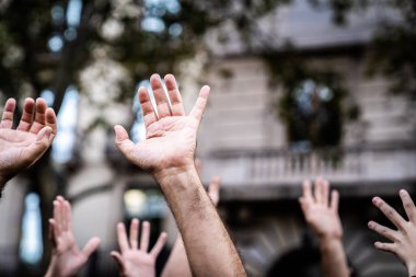 Ellerini havaya kaldır ve özgürlük iste. Irkçılığı bırak. Baskıyı durdur.