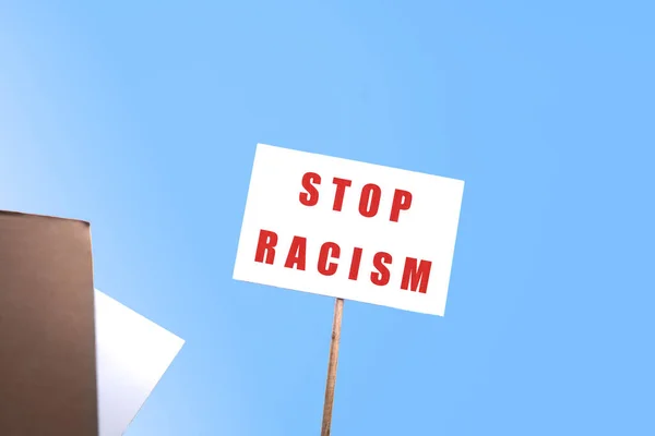 Detener Racismo Levantando Una Pancarta Con Poderoso Mensaje Racista — Foto de Stock