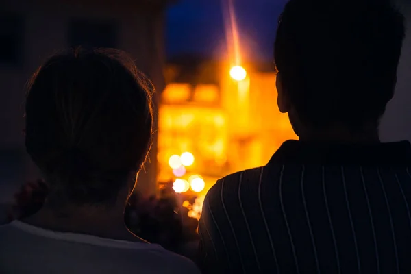 Fotografia Dojrzałej Pary Niepokojąco Obserwującej Karetkę Domu Nocy — Zdjęcie stockowe