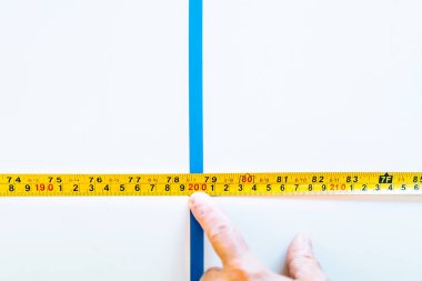 Bir cetvelle ölçüp okul tabloları arasındaki güvenli mesafeyi işaretliyorum. Böylece öğrenciler güvenli mesafeyi iki metrede tutuyorlar..