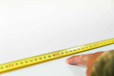 Bir cetvelle okul tabloları arasındaki güvenli mesafeyi ölçerek öğrencilerin güvenli mesafeyi iki metrede tutmaları sağlanıyor..