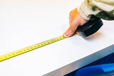 Bir cetvelle okul tabloları arasındaki güvenli mesafeyi ölçerek öğrencilerin güvenli mesafeyi iki metrede tutmaları sağlanıyor..