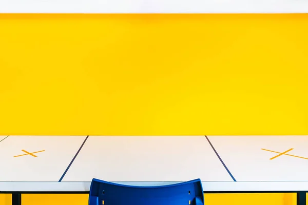 Espaço Trabalho Uma Sala Aula Com Medidas Distanciamento Social Reabertura — Fotografia de Stock