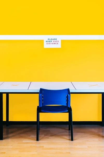 Mesa Aula Com Medidas Distanciamento Social Reabertura Adaptação Das Escolas — Fotografia de Stock