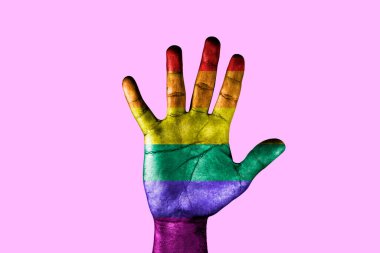Gey gururunun gökkuşağı renginde bir avuç içi. LGBT eşit haklar hareketi ve cinsiyet eşitliği kavramı.