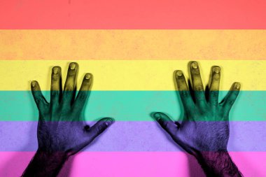 Gey gururunun gökkuşağı renginde açık avuçlar. LGBT eşit haklar hareketi ve cinsiyet eşitliği kavramı.