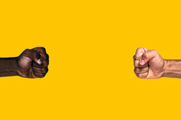 Afrika siyah yumruğu ve Kafkas beyaz yumruğu sarı arka planda özgürlük ve eşitlik çağrısında bulundu. Çok kültürlü yumruklar havada..