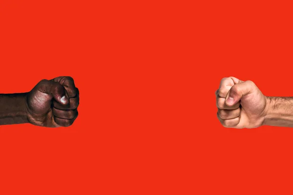 Puños Multiculturales Levantados Puño Negro Africano Puño Blanco Caucásico Levantados — Foto de Stock