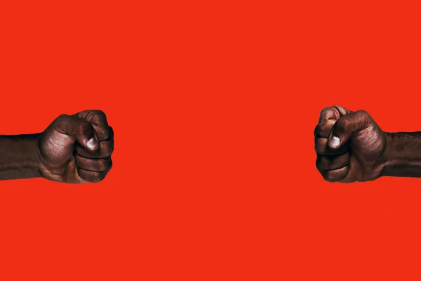 Kräftige Schwarze Fäuste Fordern Freiheit Und Gleichheit Auf Rotem Hintergrund — Stockfoto