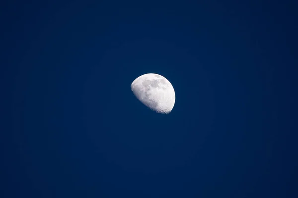 Sluiten Van Mooie Halve Maan Een Donkerblauwe Hemel Stockfoto Van — Stockfoto