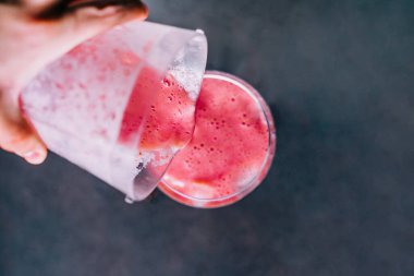 Eski bir arka planda taze çilekli milkshake servis ediyorum. Sağlıklı milkshake yiyecek konseptinin en üst görüntüsü.