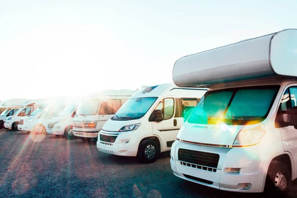 Caravanas Aparcadas Fila Una Zona Aparcamiento Para Autocaravanas Concepto Turismo — Foto de Stock