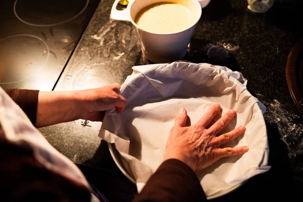 Mujer Preparando Papel Para Contenedor Tarta Preparación Pastel Casero Casa — Foto de Stock