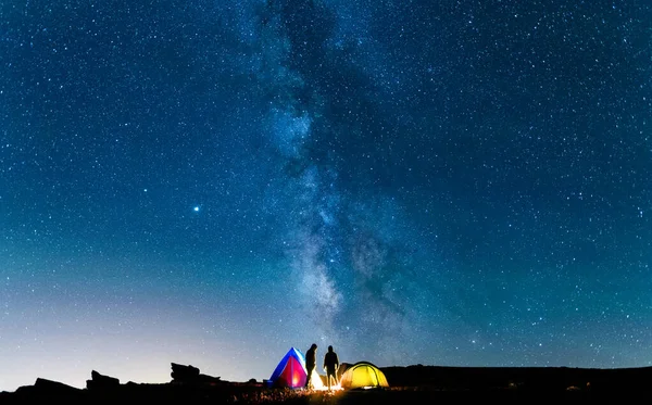 Travelers Together Campfire Enjoying Fresh Air Tent Milky Way Evening — Stock Photo, Image