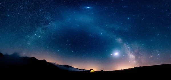 Acampar Las Montañas Bajo Cielo Estrellado Inmensidad Del Universo Paisaje — Foto de Stock