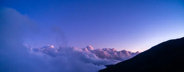 Paisaje Panorámico Con Niebla Cima Montaña Hora Azul Atardecer Trekking —  Fotos de Stock