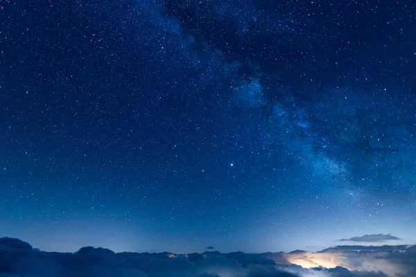 Cielo Azul Estrellado Sobre Mar Nubes Por Noche Fotografía Nocturna — Foto de Stock