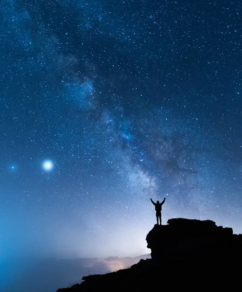 Людина Всесвіт Людина Стоїть Вершині Пагорба Поруч Галактикою Чумацький Шлях — стокове фото