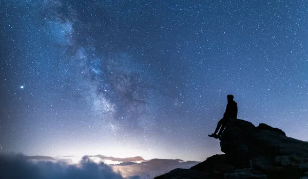 Persona Sentada Una Roca Contemplando Inmensidad Del Universo Silueta Hombre — Foto de Stock