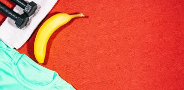 Klasik kırmızı arka planda fitness için araçlar. Sağlıklı bir yaşam tarzının özellikleri.