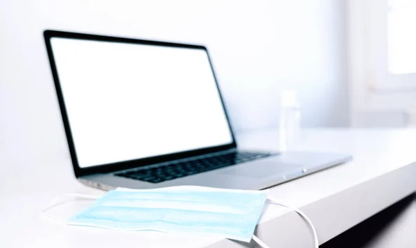 Laptop Beyaz Bir Masanın Üstünde Tıbbi Yüz Maskesi Coronavirus Covid — Stok fotoğraf