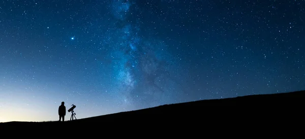 Persona Observando Cielo Estrellado Azul Con Telescopio Por Noche Silueta — Foto de Stock
