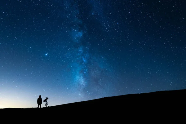 Person Observing Blue Starry Sky Telescope Night Silhouette Astronomer Observing — Stock Photo, Image